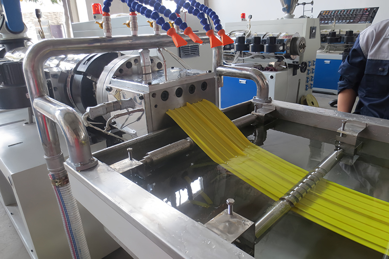 What power chiller does the 150KG extruder match?